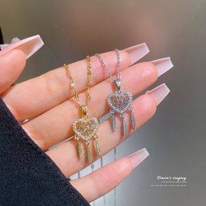 S3477 Lätt lyxig Dreamcatcher Pendant Halsband för kvinnor Titanium Steel Chain Feather Hollowed Heart Niche Design Choker Halsband