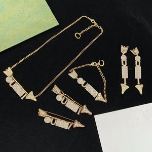 Personalidade Vertical Arrow Charm Lady Letter Combination Bracelets Full Diamond Ajustável Colares pendentes para mulheres