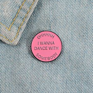 Pinki broszki oh! Wanna Dance with Somebody Enamel Pin Button Pink Round Teen Song Metal Badge Ubranie Lapel dla miłośników mężczyzn mężczyzn