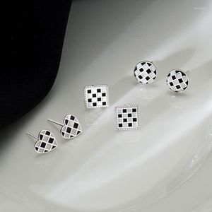Kolczyki na stadnina czarno-biała szachownica 2023 modne klipy do uszu Kobiety bez dziur niszowy projekt High-end-end