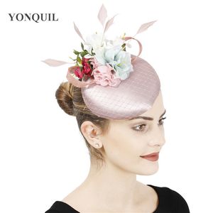 Geizige Brimhüte Satin Pfirsich Mode Braut Hochzeitshut Faszinator mit Blumenhaarzubehör Wunderschöne Frauen Party Kopfstück Dhow Race Millinery 230306