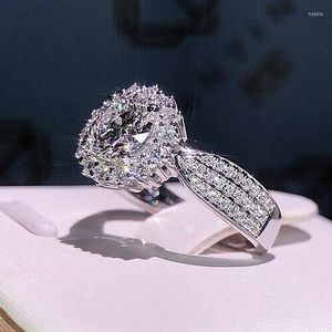 Bröllopsringar 2023 Högkvalitativ SHINE Cubic Zirconia Round Stone Ring för kvinnor Lyxiga fina smycken Bridal Bague Drop