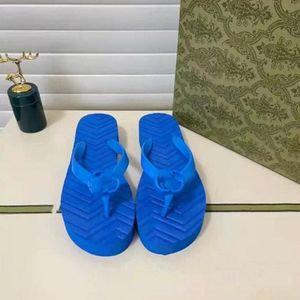 Pantofole giovani, mocassini, infradito da donna firmate sono semplici e alla moda, adatte per le pantofole da spiaggia dell'hotel in primavera, estate e autunno.