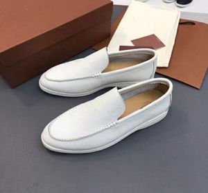 Mocassins de camurça enfeitados com encantos de luxo para casais, sapatos casuais de couro genuíno, sapatilhas casuais para homens, calçados de fábrica de calçados de vestido plano de designers de luxo