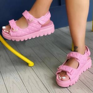 منصة أزياء Sandals Women Platform Sandals Comfort Summer افتتح إصبع القدم في الهواء الطلق على الشاطئ زيادة ارتفاع الحجم 230306