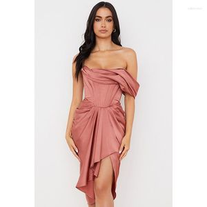 Sukienki swobodne 2023 Summer Pink Sexy One ramię plisowane vintage satynowe sukienki Slim Women Party Vesta Festa Club Robe 70216