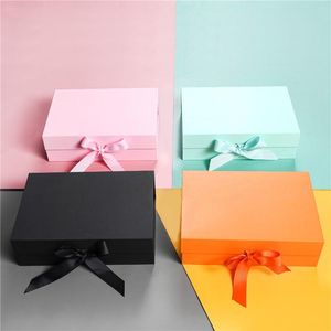 Kraft Box Chiusura magnetica Scatole per imballaggio regalo pieghevoli con nastro Confezione cosmetica ondulata personalizzata all'ingrosso LX3909