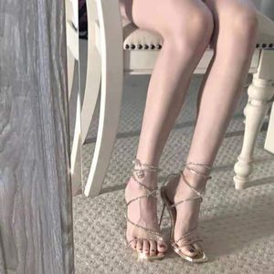 Crystal Sandals 2023 Summer Summer New Square Head Open Toe Sexy Siletto Heels Sapatos Romanos de Lace-Up Crystal