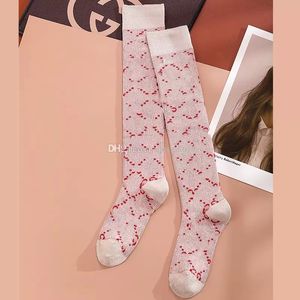 2023 Women Brand Sock Fashion Fashion Hip Hop Lege de perna para meninas Lady Knee High Design Letra completa Impressão de estadia de streetwear N111