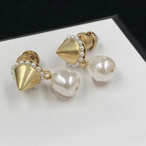 Orecchini tridimensionali affusolati di fascino di moda. Grandi orecchini di design di perle personalizzati, orecchini semplici e lussuosi europei e americani. gioielli areti