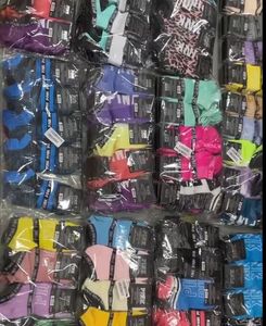 Großhandel Multicolor -Knöchelsocken mit Cardboad Tags Sport Cheerleaders Black Pink Short Sock Girls Women Cotton Socken Skateboard Sneaker I0306