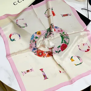 女性のためのシルクスカーフヘッドスカーフ冬の贅沢なスカーフハイエンドクラシックレターパターンデザイナーショールスカーフ上記のソフトタッチに簡単に合う新しいギフト