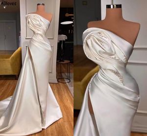 Dubai Arabian Pearls Pärled Trumpet Mermaid Wedding Dresses elfenben Satin veckade eleganta moderna brudklänningar Högdelade sexiga domstolståg Vestidos de Novia CL1946