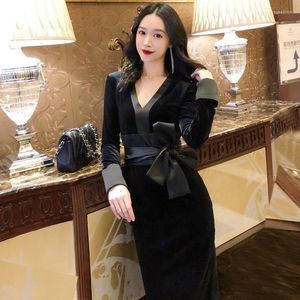Casual Dresses Black Velvet V Neck Sexig elegant klänning Spring Autumn High Party Female Long Sleeve Ol Work Wear Vintage Fashion