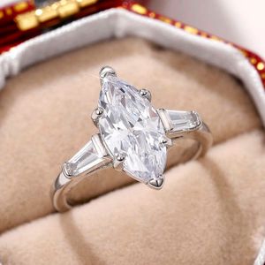 バンドリングHuitan Luxury Crystal Marquise Cubic Zirconia Women Rings Silver Color Fashion Versatile Engagement WeddingアクセサリージュエリーAA230306