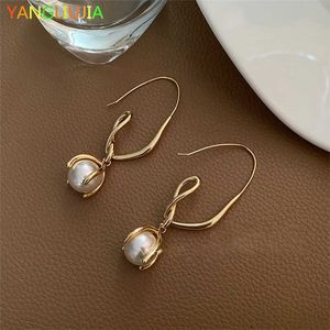 Charm Metal Twisted Line Pearl Earrings Retro Fashion Contracted Temperament Elegant Earrings Women Jewelry Party Accessories 2022 G230307