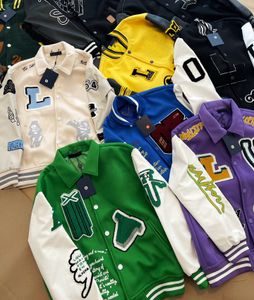 Jaqueta masculina verde mangas de couro reunidas Casaco de beisebol Jaqueta uniforme Jaquetas quentes de peito simples Casais Varsity Casacos Designer masculino Oversized Athleisure L867