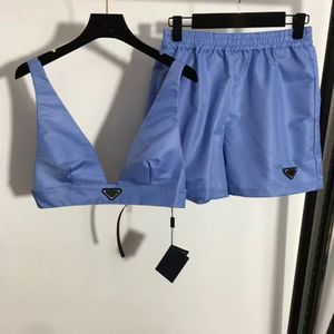 Heta tvådelade byxor för kvinnor Set med Triangel Metall V-ringad väst Mini Short Set Streetwear Mode Crop Top News Träningsoverall