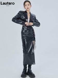 Kvinnorjackor Lautaro 2 -stycken Set Outfits Lace Up Black Shiny Texture Leather Midi kjol med sidoslits och Crop Top 230307