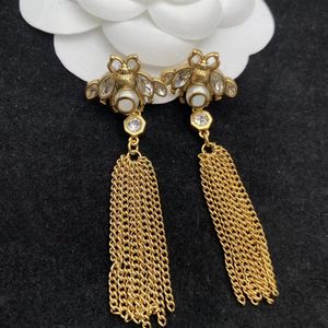 Vergoldete Luxus-Ohrringe mit Biene und Quasten. Modemarken-Designer-Ohrringe, hochwertiger Aretes-Designerschmuck für Hochzeitsfeiern mit Stempeln