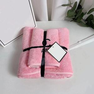 Set di asciugamani di qualità Desinger Asciugamano per il viso e il bagno Coperta per piscina grande Super morbido Casa Hotel Viaggio Uso Bagno Spa Asciugamano da doccia di lusso durevole Asciugatura rapida 8 colori 2 pezzi