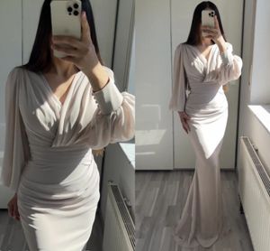 Arabisk vit aftonklänning Långt puffiga ärmar Chiffon Mermaid V Neck veck Kändis Prom Gown Party Dress Robe de Soiree 2023