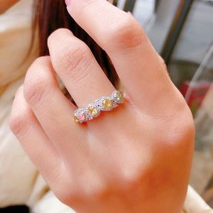 Bandringar nya lyxfidgetringar Imitation Natural Colored Diamond Row Ring Light Luxury Design Candy Ring Female AA230306
