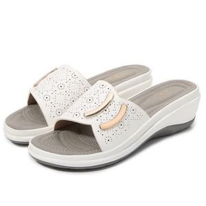 Flippers confortáveis de verão sandálias femininas 916 cunha respirável feminina Moda de metal Sapatos de praia de metal qq197 250