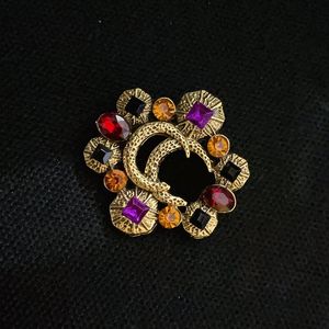 Designer's Diamond Brooches Lüks Kadınlar Marka Logosu Broş Zarif Tasarım 18K Altın Monogram Broş Moda Paslanmaz Çelik Pinler Sevecek Mücevherleri