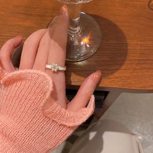 Pierścienie zespołowe Japonia i Korea Południowa nowe białe proste perłowe pierścionek z kwiatów kobiet niszowy moda zimny wiatr pierścień AA230306