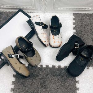 Marca de designer 23ss sapatos esportivos para crianças novo impressão de logotipo primavera verão sapatos para meninas grandes meninas estilo faculdade sapatos de couro pequenos antiderrapantes roupas para crianças pequenas a1