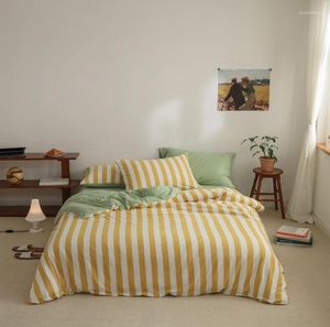 Set di biancheria da letto Set di cotone semplice coreano Copripiumino a fiori scozzesi Federa Lenzuolo tinta unita Trapunta a righe a quattro pezzi