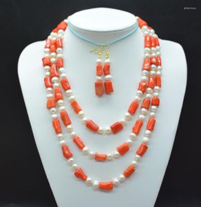 Halskettenohrringe sind hübsch. Exquisit 3 Zeilen. Orange unregelmäßige Korallen- und natürliche Perlenkette. Ohrringe. Afrikanische Braut -20-26 