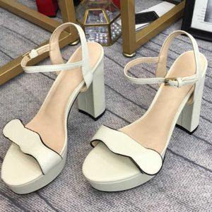 2023 Designerplattform Kvinnor Sandaler Sexiga lyxiga höga klackar Sandal Leather Luxury Summer Wedding Party Shoe Dress Shoes Size 35-42 med Box No261