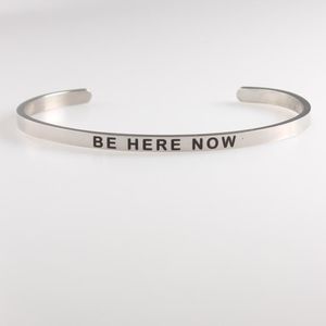 Bangle Arrival 316L Stainless Steel Inciso BE HERE NOW Bracciali Inspirational Citazione positiva Cuff Mantra Bangles