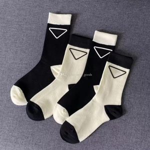 2023 Toppkvalitetsdesigner Män och kvinnliga strumpor varumärke Luxury Sports Winter Letter Knit Sock Hosiery Cotton 4st/Lot With Box N1