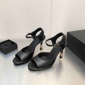 2024 Womens Fashion Sandals Channel Luxury Summer Summer Popular Leather High Heel Leisure Holiday Flats 05-03