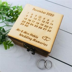 Geschenkverpackung Personalisierte Gravur Retro Holz Schmuckhalter Box Benutzerdefinierter Name Hochzeitsandenken Einzigartiger Partyring Geschenke Supply1