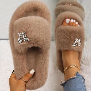 Sandaler fluffiga tofflor Rhinestone Butterfly Faux Fur Slides Women Platform Flip Flops Anpassade inomhus lyxiga plattskor