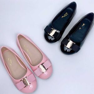 23SS Tasarımcı Marka Çocuk Deri Ayakkabı Kızlar Prenses Ayakkabı Bahar Sonbahar Yeni Batı tarzı Yumuşak Alt Pembe Beyaz Tek Ayakkabı A1