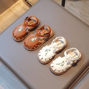 Letnie sandały z pantoflem dla dziewcząt puste kwiat dzieci vintage Slowers Khaki Beige 22 31 Classic All Match Soft Kids Flat Buty 230308