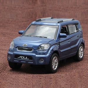 Diecast Model Car Track Diecast Kia Soul Scale Model Car Kids Metal Brand Collection Gift с открытой дверью/вытягиванием функции/музыка/свет 230308