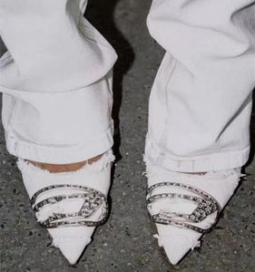 Sandálias de salto alto de grife denim azul salto gatinho slingbacks dedo do pé pontudo sapatos de vestido formal feminino decoração de metal sapatos de festa