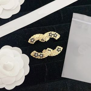 18K قناة ذهبية بروش أنثى الحب بروش رائع دبابيس المجوهرات الربيع بروش الأزواج الشهيرة إكسسوارات الهدايا الأوروبية العلامة التجارية متعددة الاستخدامات