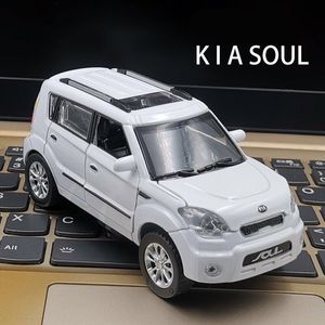 Diecast Model 1 32 Kia Soul Alloy Car Model Diecasts Toy Vehicle Metal Model Symulacja Symulacja i światło Kolekcja dziecięcy Prezenty 230308