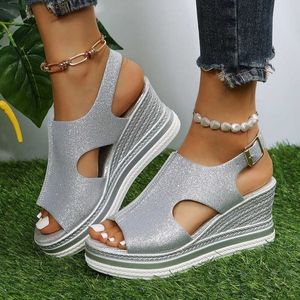 Sandálias 2022 New Cut Out Glitter Color Golden Silver Women Wedges casuais sandálias de uma linha de fivela peep dedo mulheres sandálias de praia de verão z0306