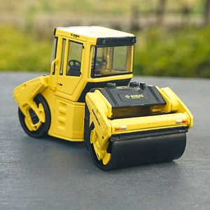 Diecast Model 1 50 Scale Bomag BW203AD Roller Roller Construction Machinery Engineering Car Collection Dift Toys 230308