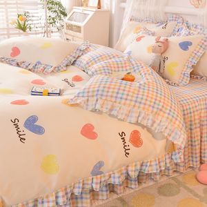 Conjuntos de roupas de cama inseto de cama de coração doce conjunto de garotas lindas renda de renda de lenha de cama saia de trança de cama de cama de cama completa size size king size 4 peças para mulheres 230308