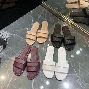 2023 Luxury Designer tofflor Sandaler för kvinnor Real Leather Liten Fragrance Sazenge Check Brown Black White Fashion Shoes Women's Beach Flip-Flops Stor storlek