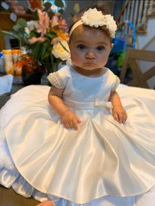 女の子のドレスヴィンテージホワイトサテンリボン女の子洗礼ガウン誕生赤ちゃん洗礼1歳の誕生日ドレス